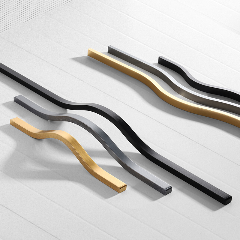 Galwanicznie szczotkowane złot – Curved Spring Bar recenzja i cena